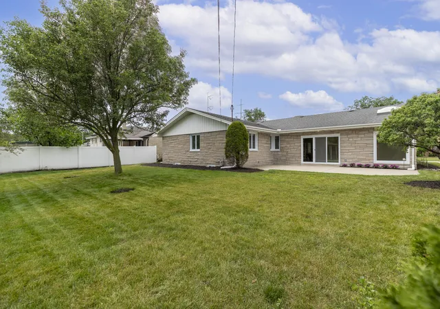 5th image of 8837 Parkway Dr, Highland, IN 46322 | MLS# 840565