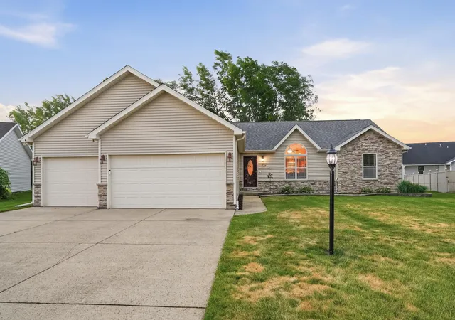 Homes for sale in De Motte, IN | 1726 Elderberry Cir, De Motte, IN 46310 | MLS# 840670