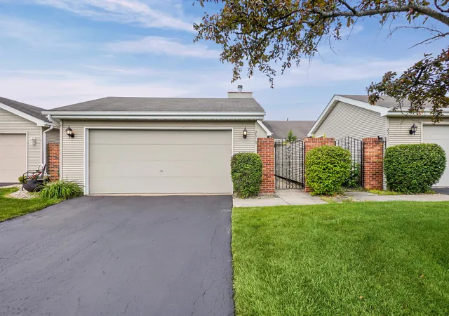 Homes for sale in Schererville, IN | 2315 Deerpath Dr W, Schererville, IN 46375 | MLS# 840756