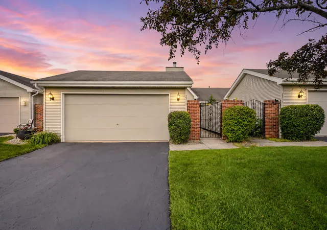 Homes for sale in Schererville, IN | 2315 Deerpath Dr W, Schererville, IN 46375 | MLS# 840756