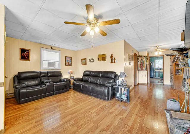 Homes for sale in Whiting, IN | 1421 Roberts Ave, Whiting, IN 46394 | MLS# 840673