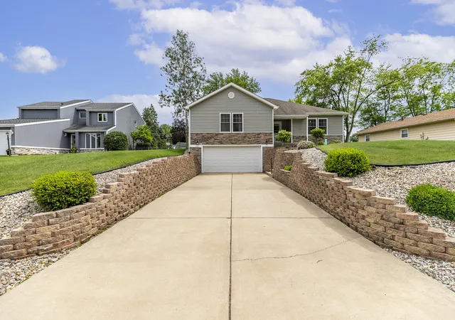 2nd image of 2352 Four Seasons Pkwy, Crown Point, IN 46307 | MLS# 840776