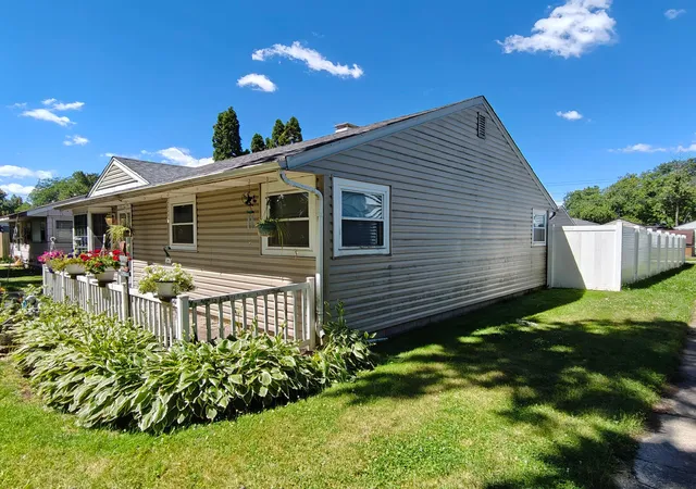 2nd image of 140 N Guyer St, Hobart, IN 46342 | MLS# 840729