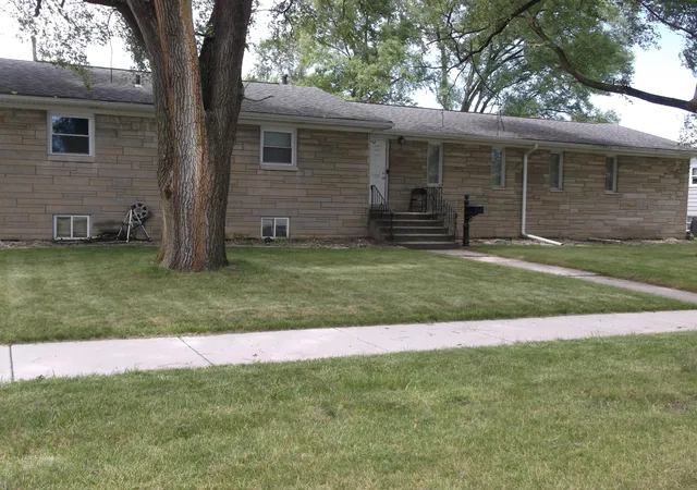 Homes for sale in Griffith, IN | 704 N Oakwood Dr, Griffith, IN 46319 | MLS# 840807