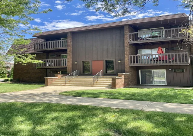 Homes for sale in Highland, IN | 10047 Kennedy Ave #2b, Highland, IN 46322 | MLS# 840758