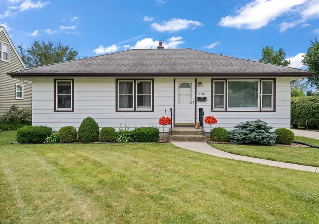 Homes for sale in Highland, IN | 3116 Lincoln St, Highland, IN 46322 | MLS# 840947