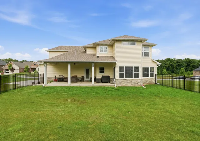 Homes for sale in Saint John, IN | 8605 Manor House Dr, Saint John, IN 46373 | MLS# 840932