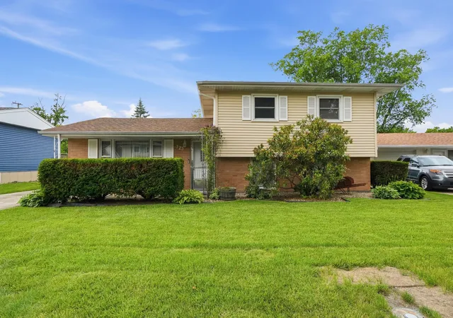 Homes for sale in Merrillville, IN | 725 W 70th Ave, Merrillville, IN 46410 | MLS# 840919