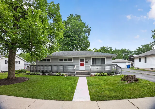 Homes for sale in Crown Point, IN | 922 E Crestview Ct, Crown Point, IN 46307 | MLS# 840895