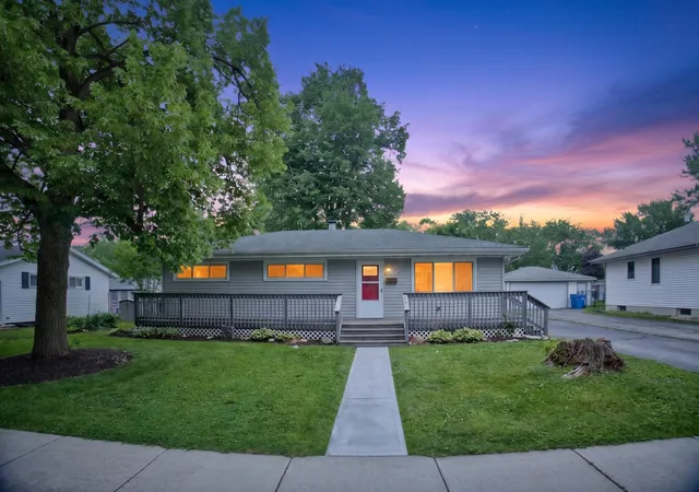 Homes for sale in Crown Point, IN | 922 E Crestview Ct, Crown Point, IN 46307 | MLS# 840895