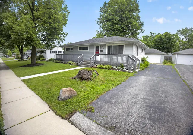 Homes for sale in Crown Point, IN | 922 E Crestview Ct, Crown Point, IN 46307 | MLS# 840895