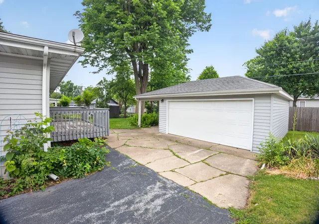Homes for sale in Crown Point, IN | 922 E Crestview Ct, Crown Point, IN 46307 | MLS# 840895