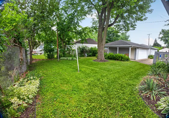 Homes for sale in Crown Point, IN | 922 E Crestview Ct, Crown Point, IN 46307 | MLS# 840895