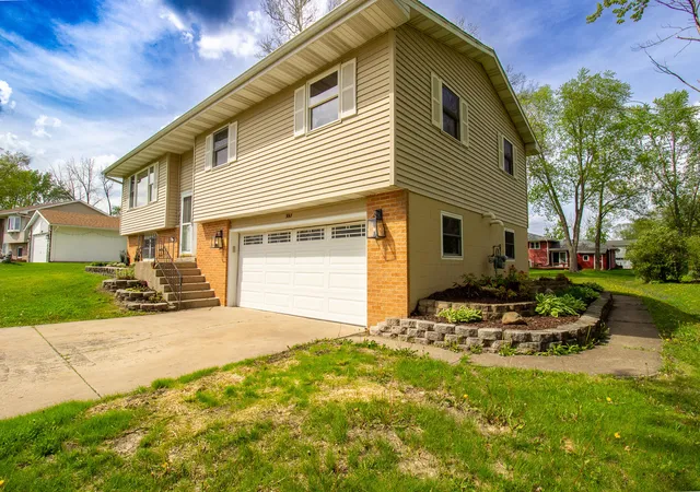 Homes for sale in Crown Point, IN | 3063 Parkwood Pl, Crown Point, IN 46307 | MLS# 840892
