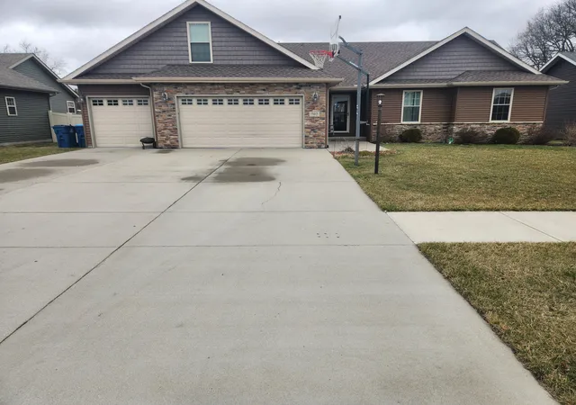Homes for sale in De Motte, IN | 702 19th St Se, De Motte, IN 46310 | MLS# 840928