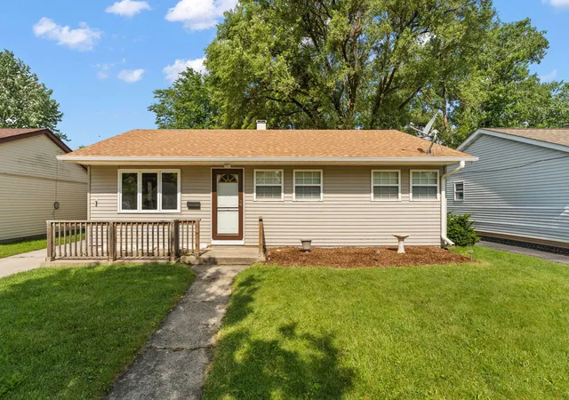 Homes for sale in Highland, IN | 8124 Sycamore Ave, Highland, IN 46322 | MLS# 841018