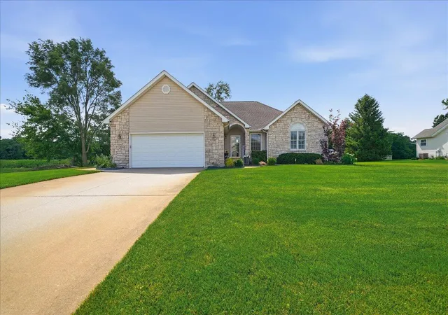 Homes for sale in De Motte, IN | 518 Golden Rain Ct, De Motte, IN 46310 | MLS# 841008