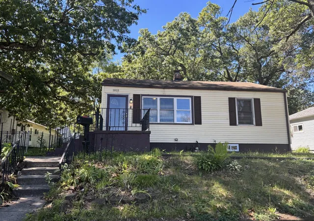 Homes for sale in Lake Station, IN | 1815 E 28th Ave, Lake Station, IN 46405 | MLS# 841056