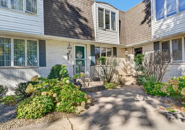 Photo 3 of Condo for sale at 34 Woodhollow Dr, Schererville, IN 46375 | MLS# 846381 | Listing updated on 2026-10-06