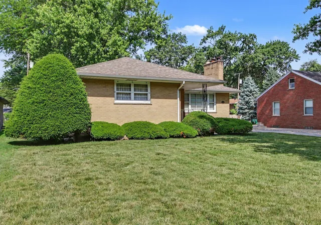 Photo 3 of Single family home for sale at 8510 Crestwood Ave, Munster, IN 46321 | MLS# 841223 | Listing updated on 2026-09-22