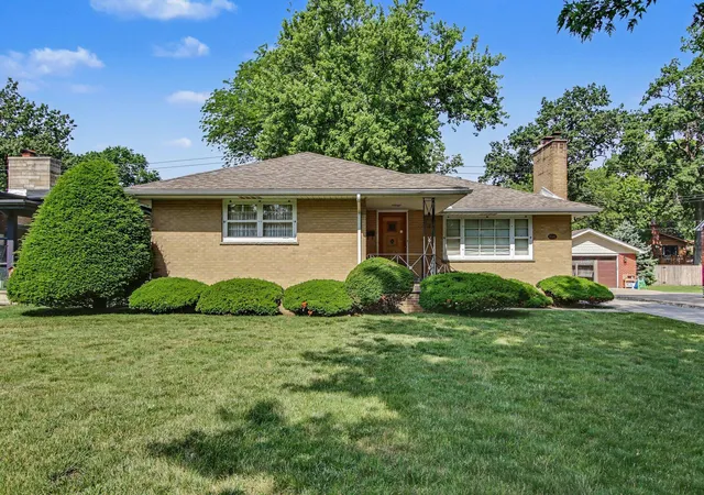 Photo 3 of Sale Pending at 8510 Crestwood Ave, Munster, IN 46321 | MLS# 841223 | Listing updated on 2026-09-28