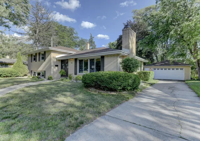 2nd image of 1210 Park Dr, Munster, IN 46321 | MLS# 841812