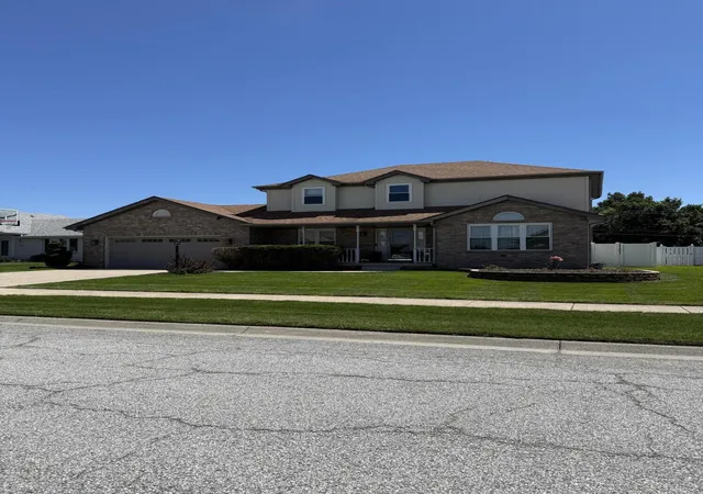 Homes for sale in Dyer, IN | 2961 Hillcrest Dr, Dyer, IN 46311 | MLS# 841149