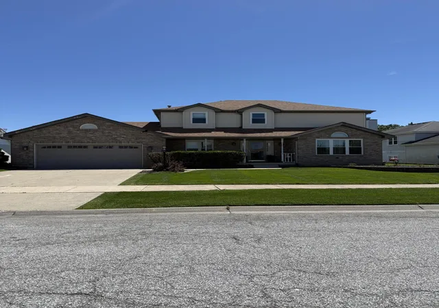 Homes for sale in Dyer, IN | 2961 Hillcrest Dr, Dyer, IN 46311 | MLS# 841149