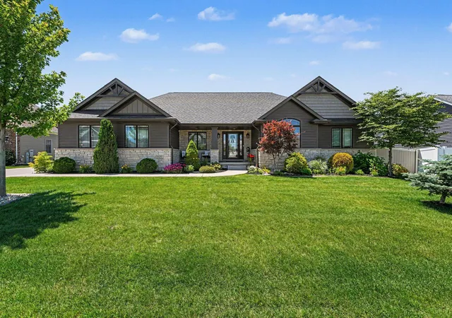Homes for sale in Crown Point, IN | 915 Betty Ln, Crown Point, IN 46307 | MLS# 841291