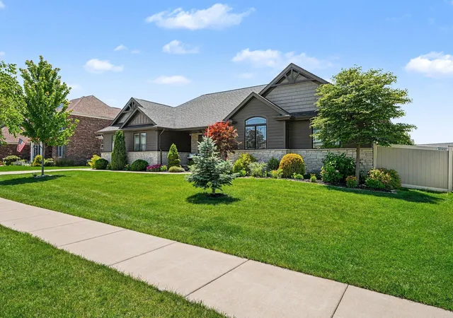 Homes for sale in Crown Point, IN | 915 Betty Ln, Crown Point, IN 46307 | MLS# 841291