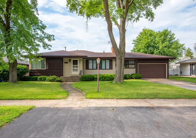 Homes for sale in Highland, IN | 3413 Lincoln St, Highland, IN 46322 | MLS# 841274