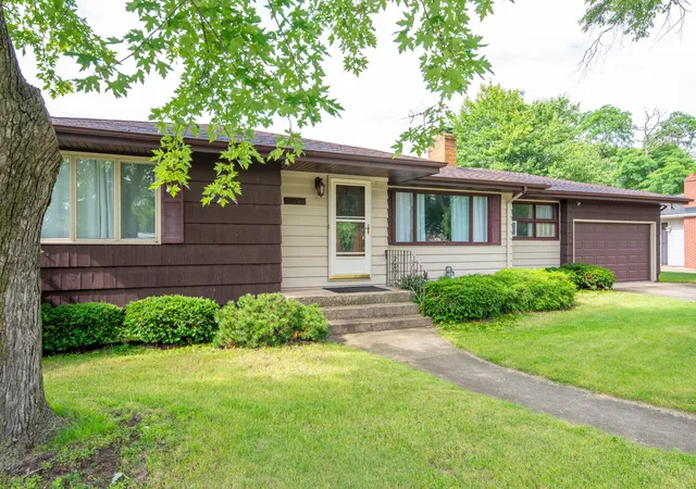 Homes for sale in Highland, IN | 3413 Lincoln St, Highland, IN 46322 | MLS# 841274