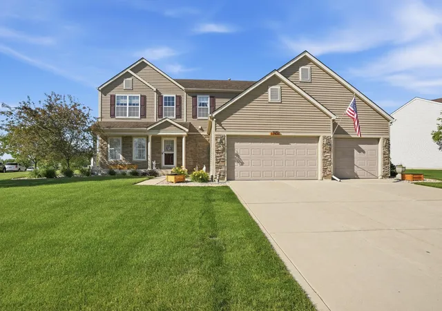 Homes for sale in Dyer, IN | 13921 Bluff View Rd, Dyer, IN 46311 | MLS# 841273
