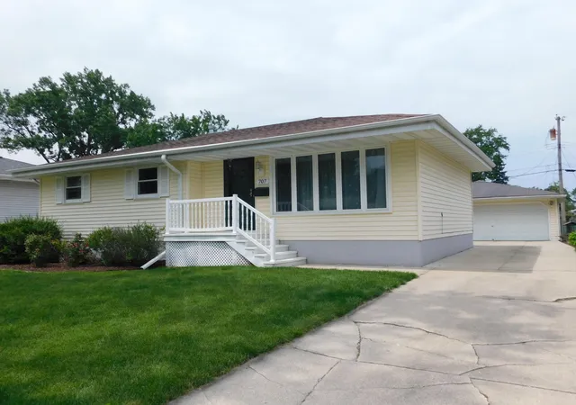 Homes for sale in Dyer, IN | 707 212th St, Dyer, IN 46311 | MLS# 841414
