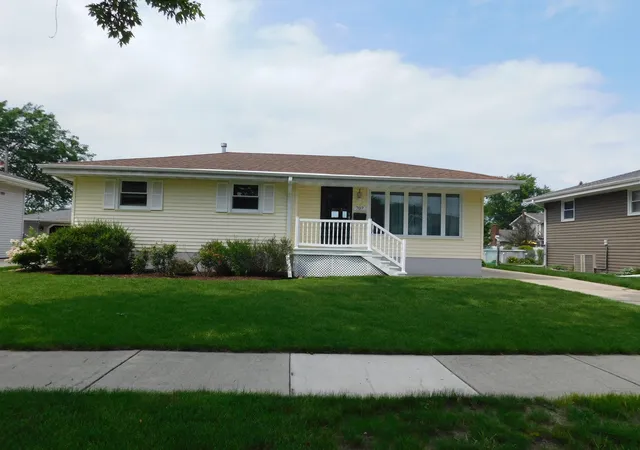 Homes for sale in Dyer, IN | 707 212th St, Dyer, IN 46311 | MLS# 841414