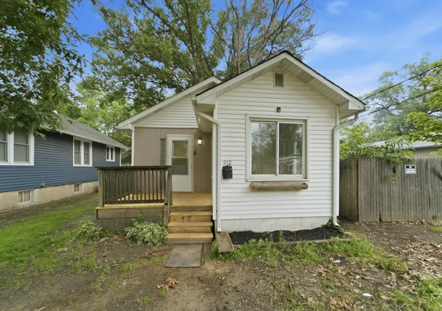 1st image of 910 E 6th St, Hobart, IN 46342 | MLS# 841482