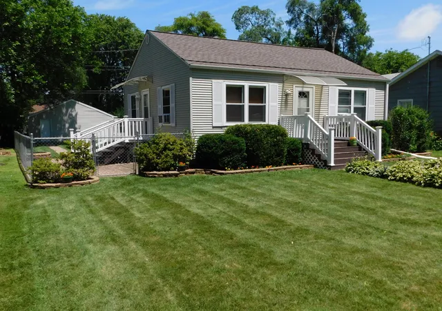 3rd image of 608 W Indiana Ave, Chesterton, IN 46304 | MLS# 841368