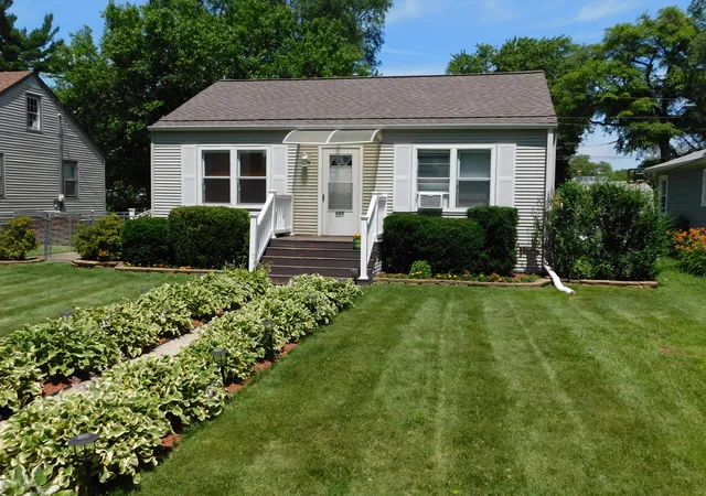 4th image of 608 W Indiana Ave, Chesterton, IN 46304 | MLS# 841368