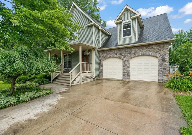 2nd image of 1704 Eisenhower Ave, Valparaiso, IN 46383 | MLS# 841337