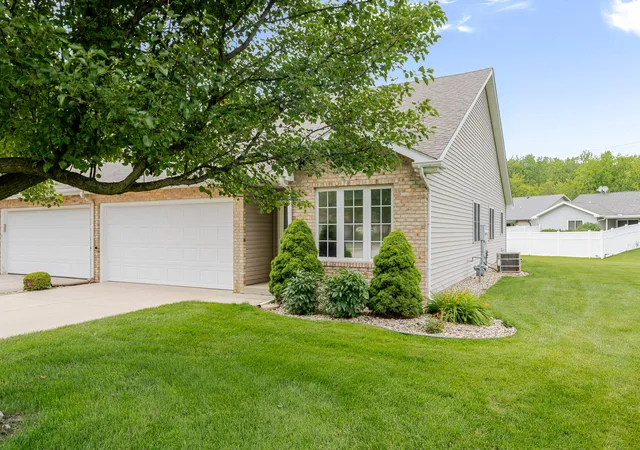 Homes for sale in Highland, IN | 3643 Sandalwood Ct, Highland, IN 46322 | MLS# 841413