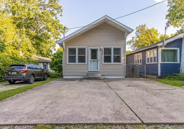 1st image of 810 1/2 Woodland Ter, Valparaiso, IN 46383 | MLS# 841399
