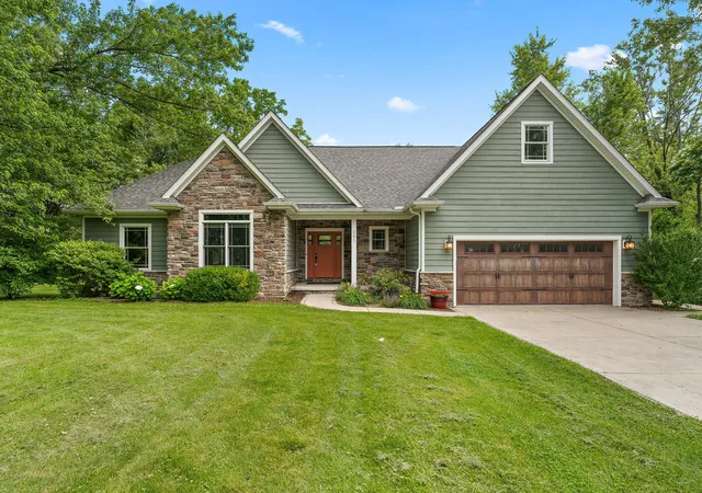 2nd image of 201 Sylvan Ct, Valparaiso, IN 46385 | MLS# 841419