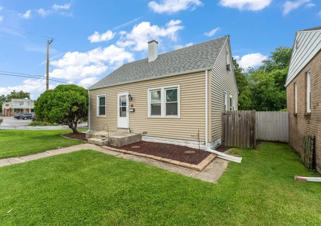 3rd image of 125 N Wisconsin St, Hobart, IN 46342 | MLS# 841483