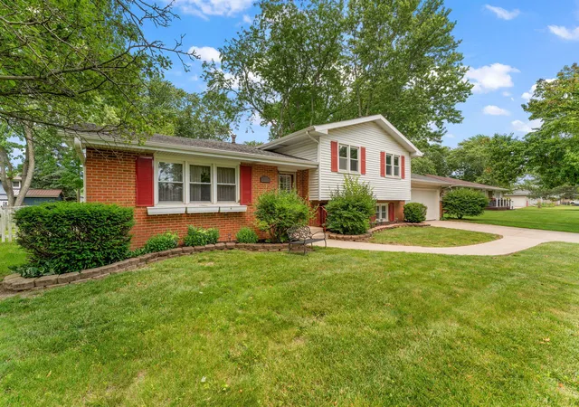 Homes for sale in Crown Point, IN | 404 Hemlock Ln, Crown Point, IN 46307 | MLS# 842028