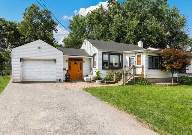 Photo 2 of Single family home for sale at 1212 Institute St, Valparaiso, IN 46383 | MLS# 842620 | Listing updated on 2026-08-26