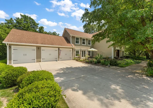 2nd image of 117 Johnson Dr, Valparaiso, IN 46383 | MLS# 842466
