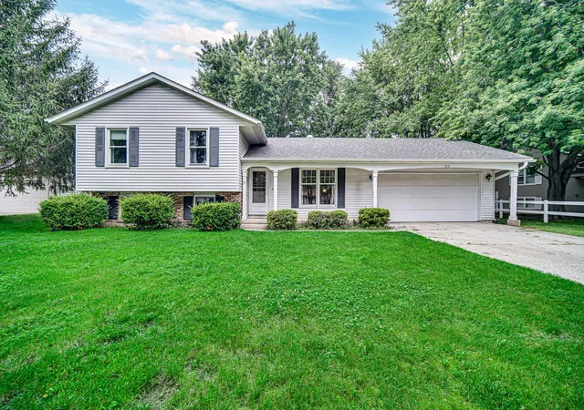 1st image of 812 Fox Point Dr, Chesterton, IN 46304 | MLS# 841556