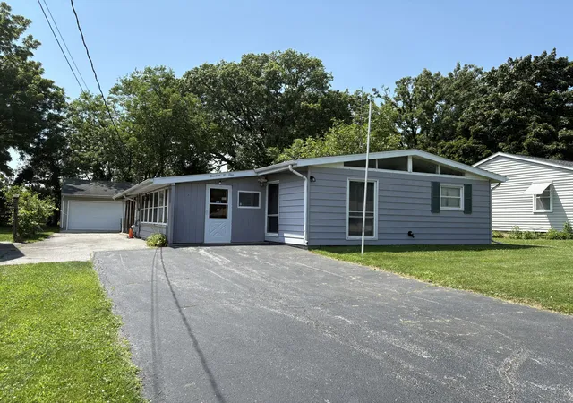 Single family home for sale at 1401 Fairlane Dr, Valparaiso, IN 46383 | MLS# 841537