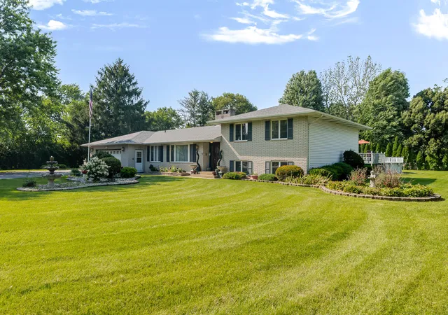 2nd image of 247 Westgate Dr, Valparaiso, IN 46385 | MLS# 841950