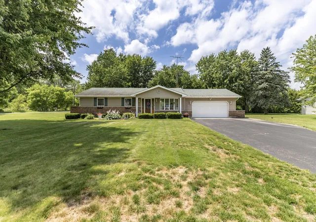 Homes for sale in De Motte, IN | 718 Forsythia St Se, De Motte, IN 46310 | MLS# 841593
